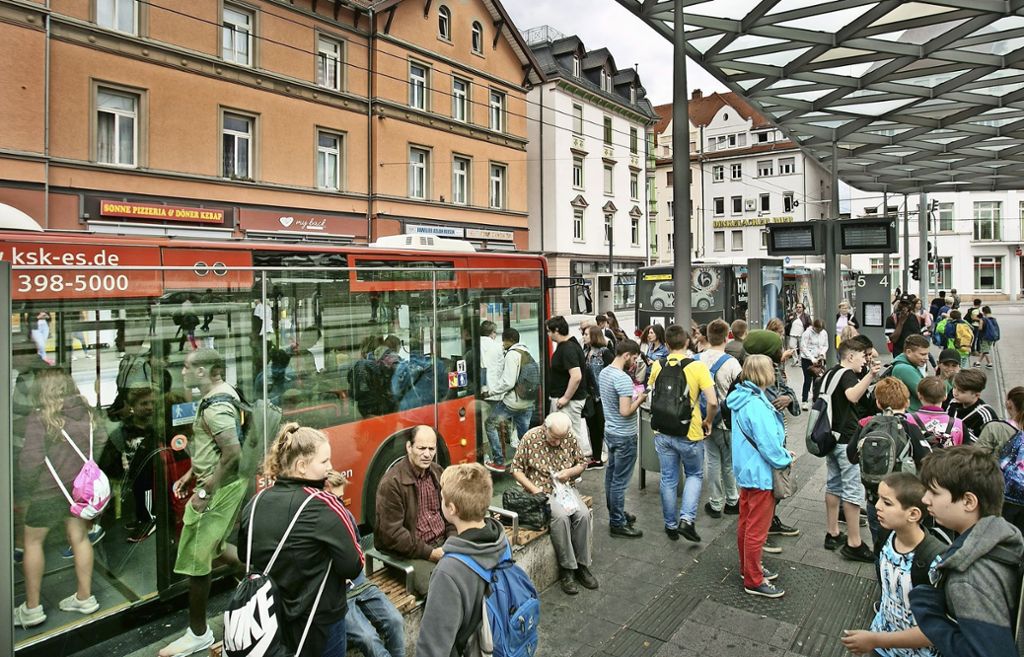 Ganz so bunt wird es auf dem Esslinger  ZOB künftig  nicht mehr aussehen. Die  Busse des neuen  Subunternehmers  Rexer werden die Farben  des Städtischen Verkehrsbetriebs tragen. Foto: Archivfoto: Bulgrin - Archivfoto: Bulgrin