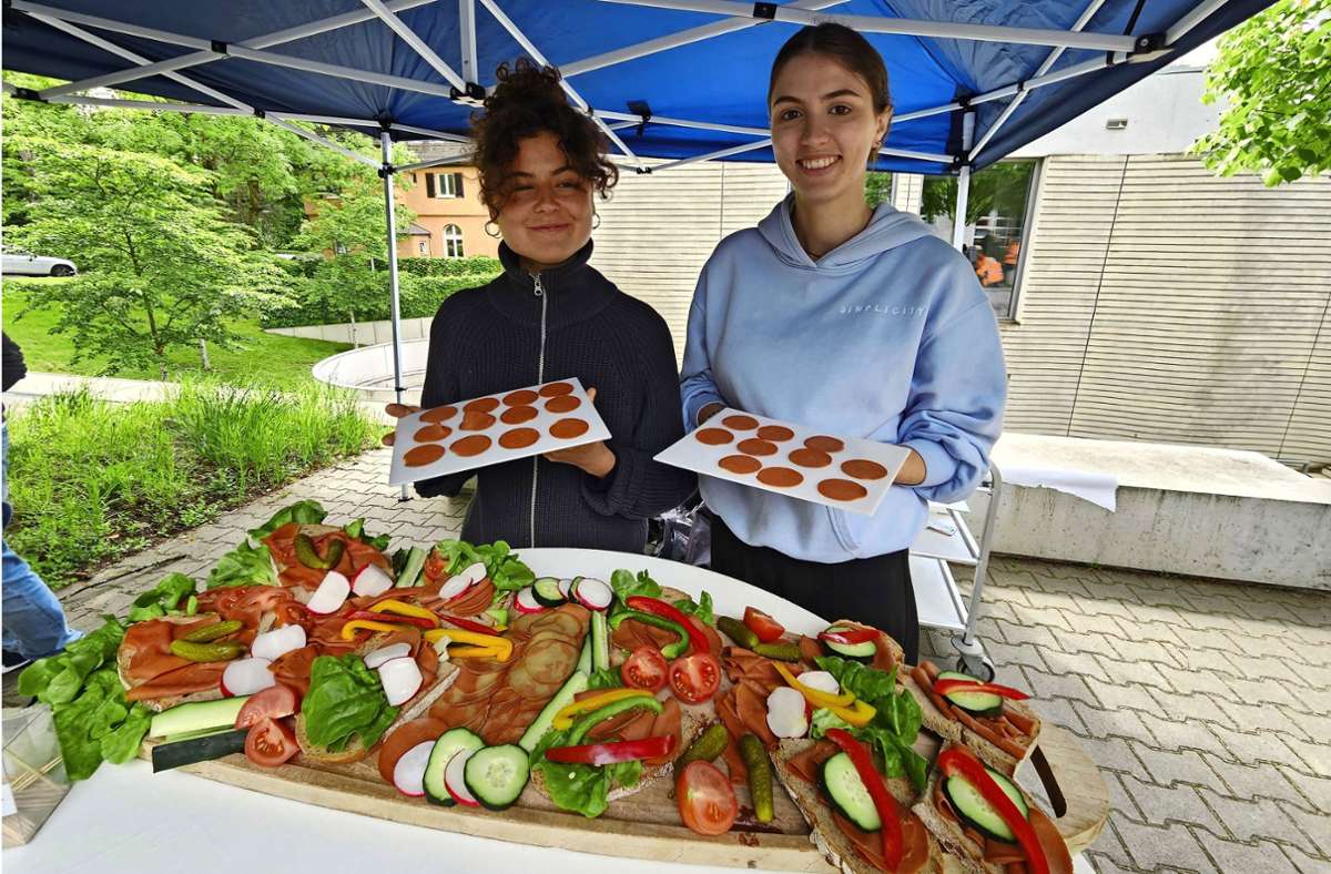 Verkostungsprobe für die Forschung:  Saskia Weißschuh (rechts) und ihre Kommilitonin Rebecca bieten den fleischfreien Schinken an.
