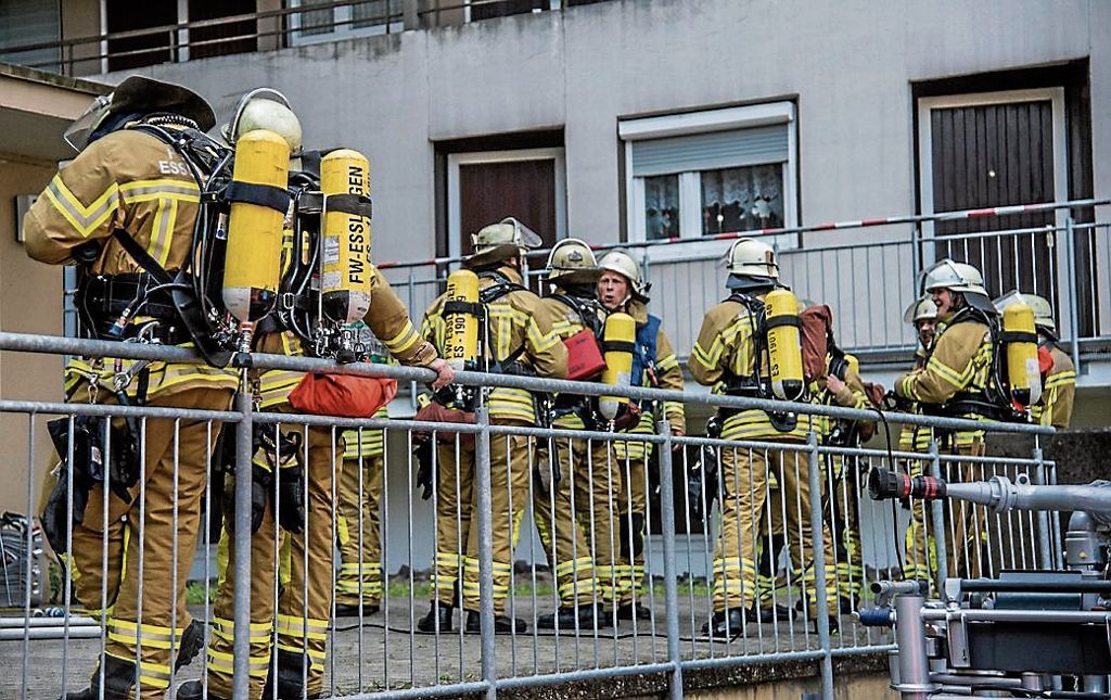 Mit schwerer Atemschutzausrüstung gingen die Feuerwehrleute ins Gebäude.