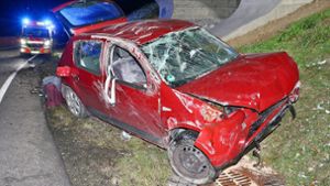 Auto überschlägt sich – zwei Menschen leicht verletzt