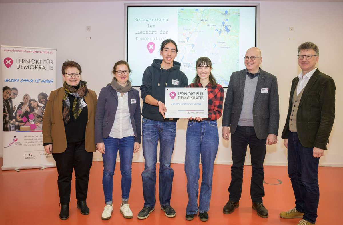 Jugendstiftung verleiht erstmals Plaketten: Zwei Esslinger Schulen als Demokratie-Vorbilder ausgezeichnet