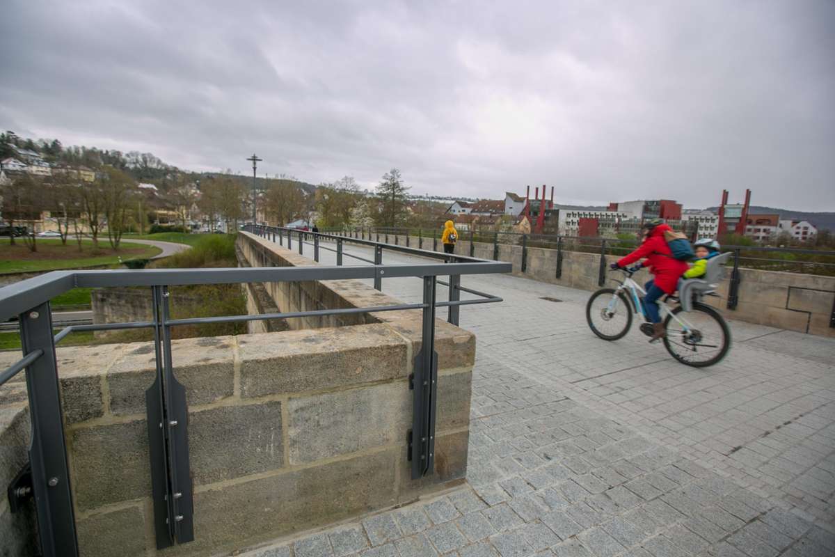 Zum Schutz der Radfahrer ist auf der mittelalterlichen Brücke ein neues Geländer montiert worden.  Foto: Roberto Bulgrin