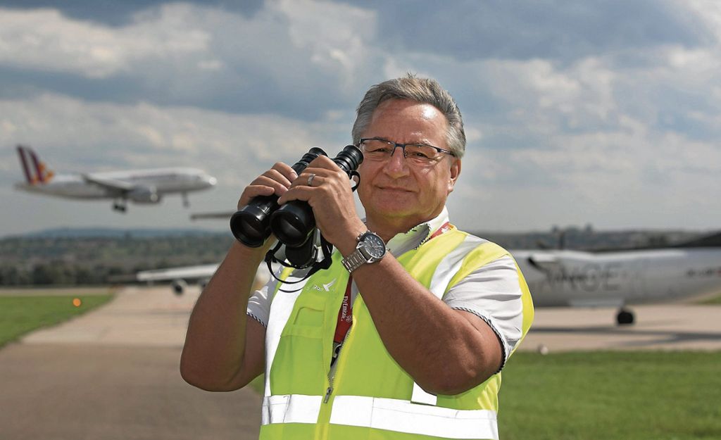 LEINFELDEN-ECHTERDINGEN:  Hans-Peter Schmid ist Vogelschlagbeauftragter des Flughafens - Grünflächenkonzept hält unerwünschte Tiere fern: Lautes Knallen vertreibt das Federvieh