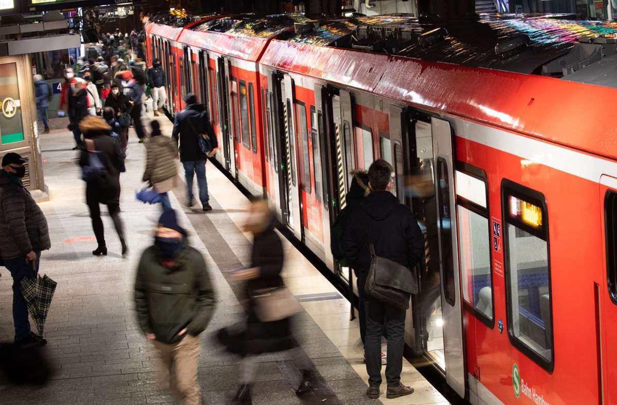 Vorfall am Stuttgarter Hauptbahnhof: Mann stürzt mit Kontrolleur ins Gleisbett – S-Bahn mit Schnellbremsung