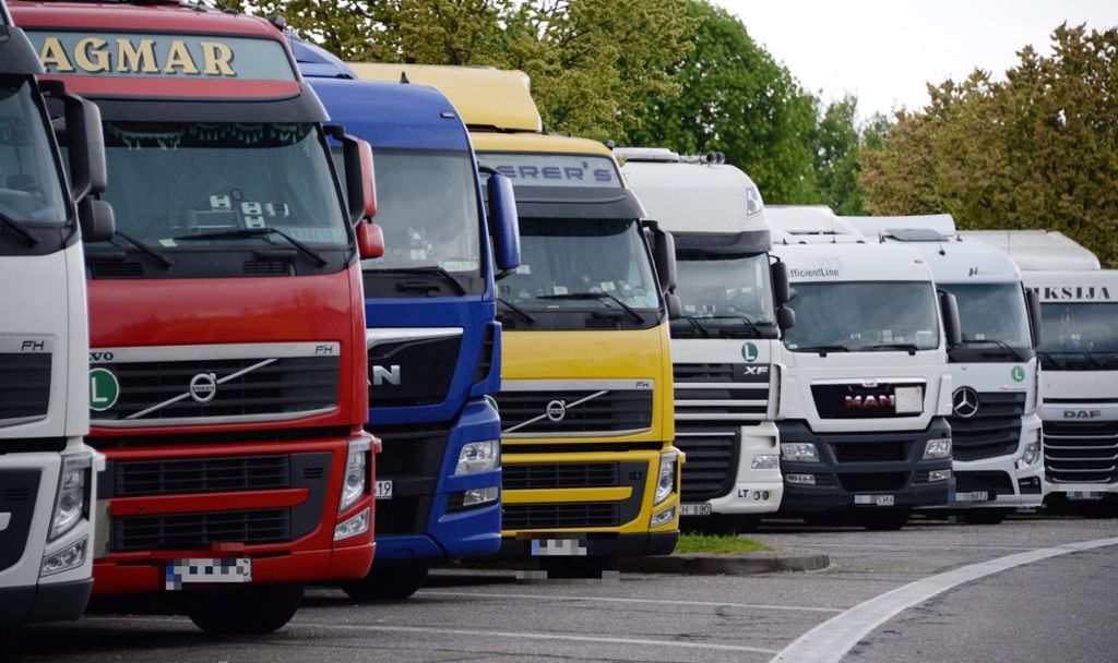 Planenschlitzer beschädigen über 100 Lastwagen bei Sinsheim