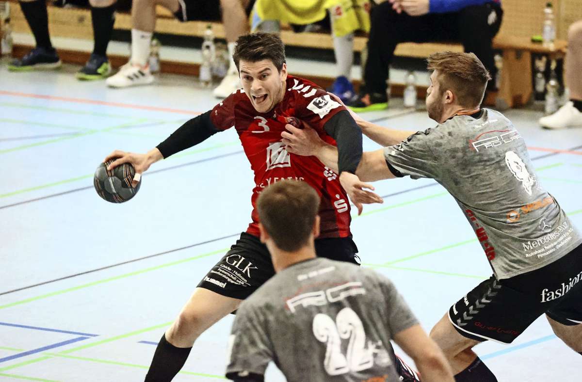 Starke Handballer, starkes Spiel: Timo Durst (am Ball) setzt sich gegen Philipp Kockler durch. Foto: /Herbert Rudel