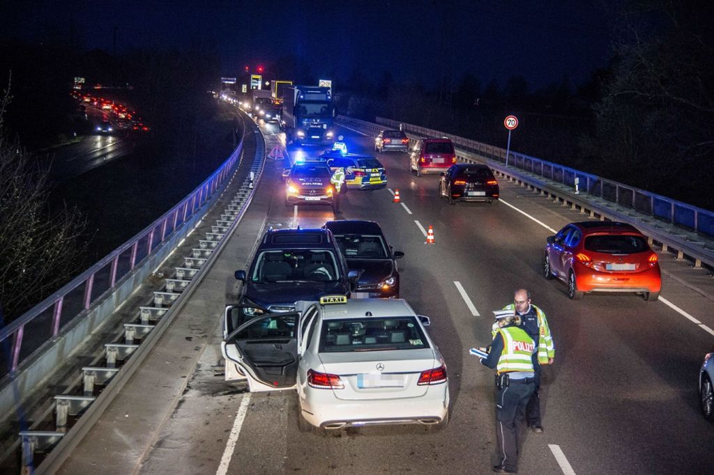 Unfall und Verkehrschaos auf der Körschtalbrücke: Taxi rammt Fahrzeug im Gegenverkehr