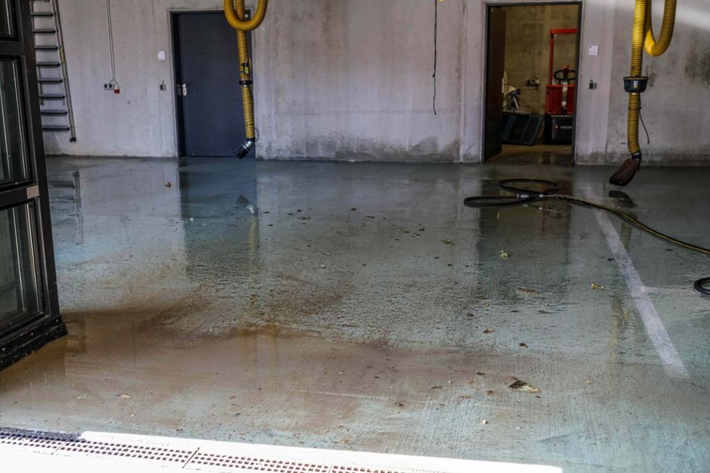 07.06.2019 Bei einem Wasserrohrbruch in der Kurt-Schumacher-Straße in Esslingen wurde eine Unterführung überschwemmt.