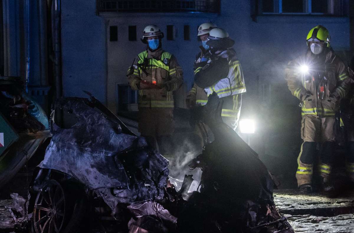 Beim Treptower Park in Berlin: Zwei Tote bei schwerem Unfall - Auto in zwei Teile gerissen