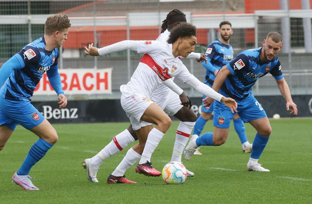 Enzo Millot (2. v. li.) im Testspiel des VfB Stuttgart gegen den 1. FC Heidenheim.