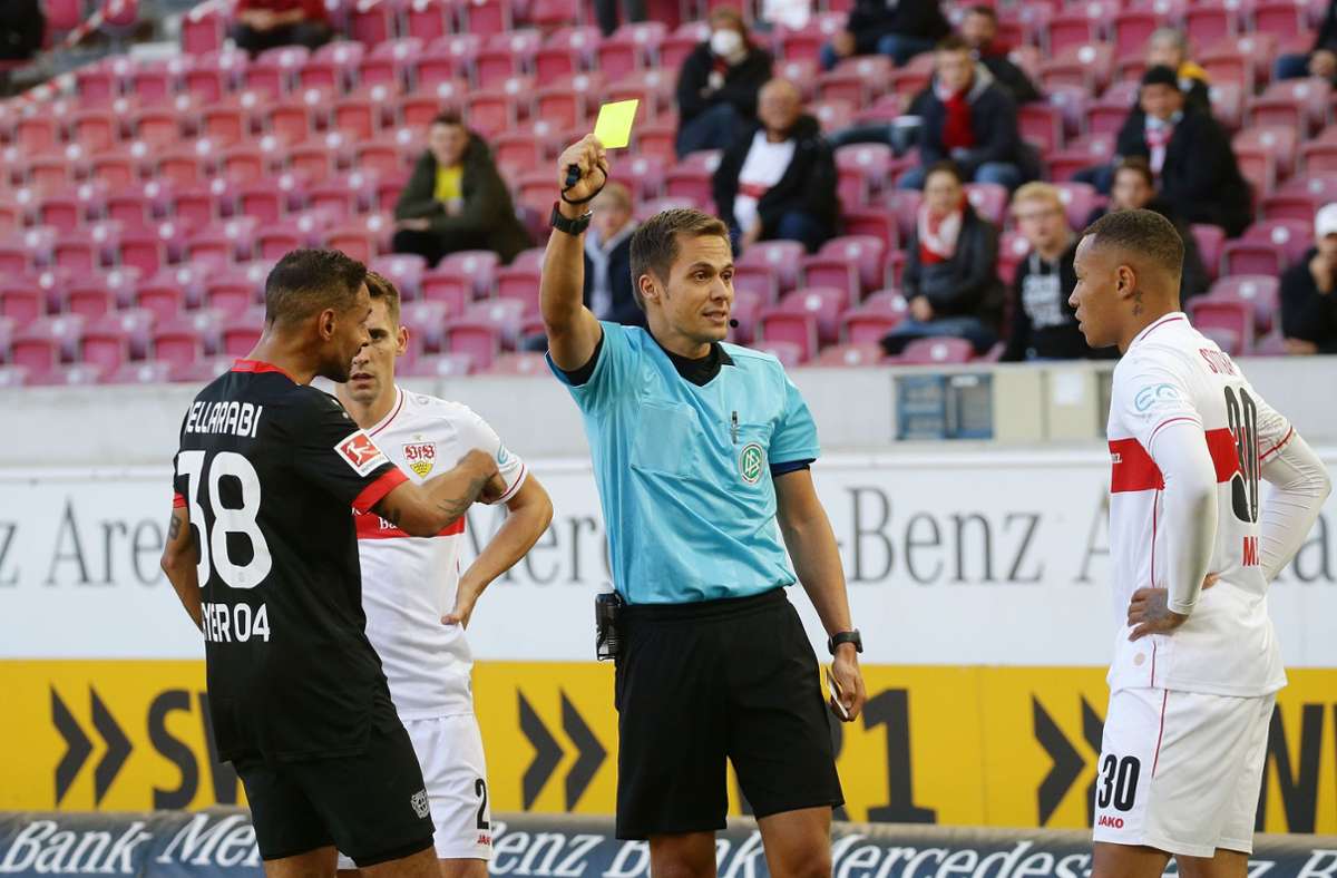 Gleiche Strafe für ungleiches Vergehen: Schiedsrichter Robert Hartmann zeigt dem VfB-Spieler Roberto Massimo (rechts) und Karim Bellarabi jeweils die Gelbe Karte.