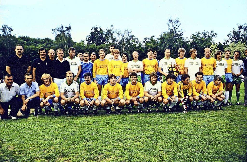 Im Juni 1985 spielen die Berkheimer Fußballer anlässlich des 90-jährigen Bestehens des TSV vor 3500 Zuschauern auf dem heimischen Sportplatz gegen die Uwe-Seeler-Traditionself, unter anderem mit Franz Beckenbauer (mit Blumen), Wolfgang Overath (hinten rechts) und Bernd Hölzenbein (vorne, Vierter von links)