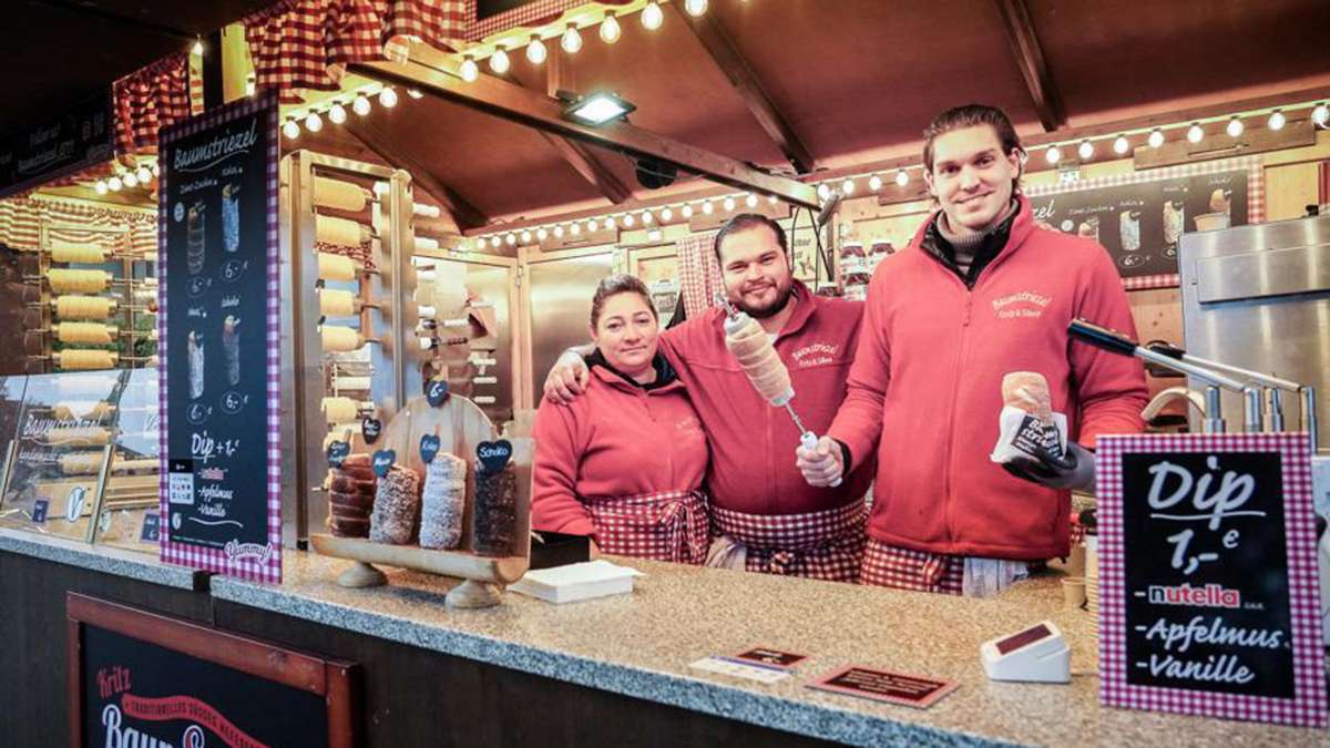 Süßes auf dem Weihnachtsmarkt: An diesem Baumstriezel-Stand stehen die Stuttgarter Schlange