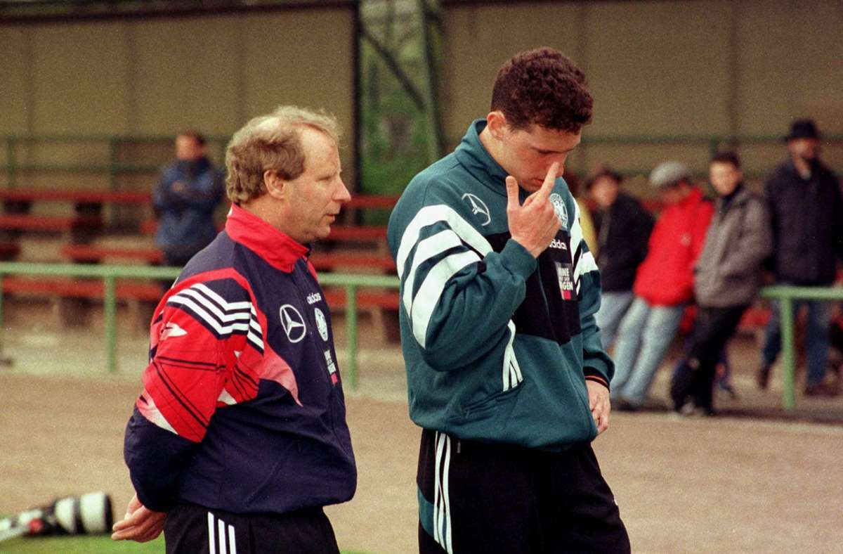 Nachdem er sich in Karlsruhe zu einem Top-Torjäger entwickelt hatte, wurde Sean Dundee 1997 im Eilverfahren eingebürgert, um für Deutschland spielen zu können. Doch die Beziehung zu Bundestrainer Berti Vogts war schwierig. Der gebürtige Südafrikaner und spätere VfB-Torjäger Dundee kam nur zu einem Einsatz im deutschen Trikot – für die damalige A 2.