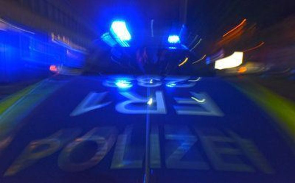 10.000 Euro Schaden - Polizei sucht Zeugen: Denkendorf: Raser drängt Auto in Leitplanke