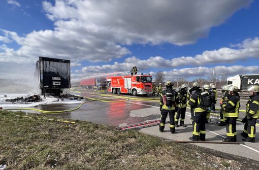 Die Feuerwehr konnte den Brand löschen, die Ladung war jedoch nicht mehr zu retten. Foto: Feuerwehr Stuttgart