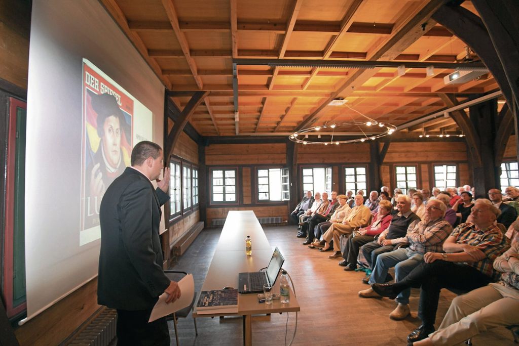 Hansjörg Buss, Bruder des Plochinger Bürgermeisters, hat bei seinem Vortrag für Diskussionen unter den Zuhörern gesorgt. Fotos: Bulgrin