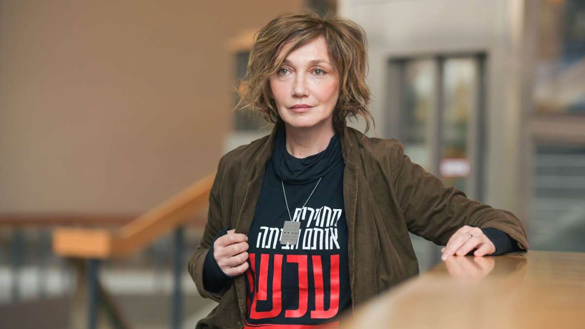 Die Schauspielerin Evgenia Dodina hofft auf baldige Befreiung israelischer Geisel: „Bringt sie heim – JETZT“ steht auf dem T-Shirt der Künstlerin.
