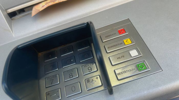 Mann überfällt 22-Jährigen vor Geldautomat mit Messer