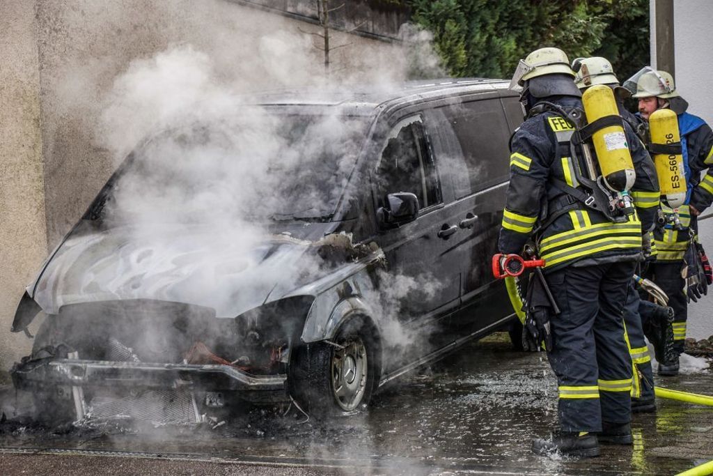 27.01.2019 In Plochingen hat das Auto einer Bestattungsfirma gebrannt.