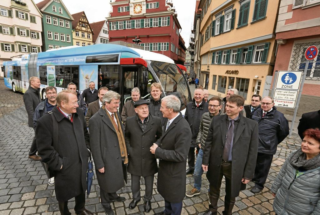 ESSLINGEN:            Neue Fahrzeuge sind bis zu 30 Kilometer unabhängig von der Oberleitung - Premiere auf der Linie nach Berkheim: Großer Bahnhof für den Elektrobus der Zukunft