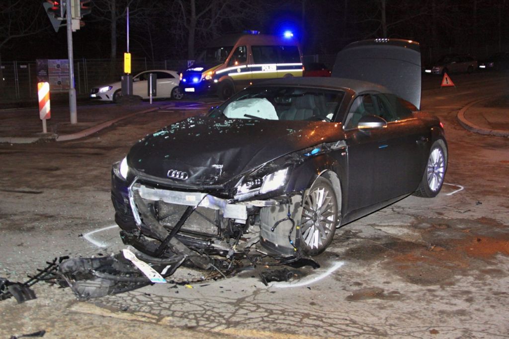 Vollbesetzter Polo kollidiert mit Audi TT: Sieben Verletzte bei Unfall in Stuttgart
