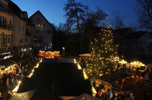 In herrlichem Lichterglanz erstrahlt der Wernauer Weihnachtsmarkt auf dem Stadtplatz. Foto: Rainer Hauenschild /Rainer Hauenschild