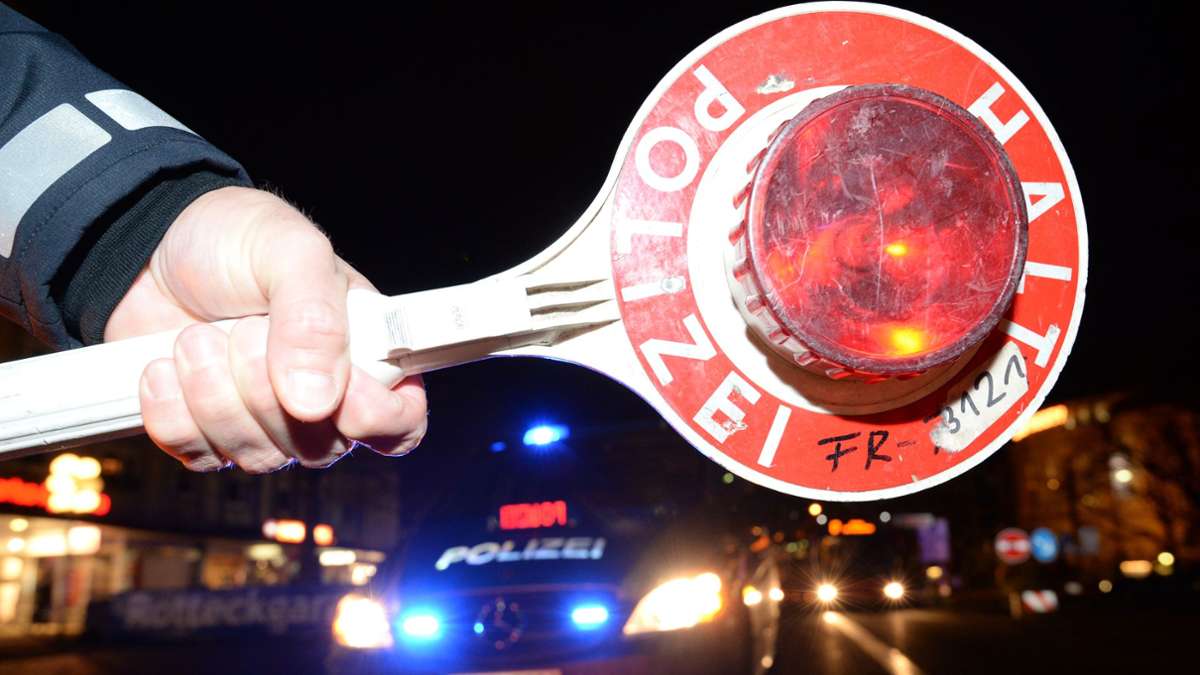 Die Polizei führte in der Nacht zum Samstag Kontrollen durch (Symbolfoto). Foto: picture alliance / dpa/Patrick Seeger