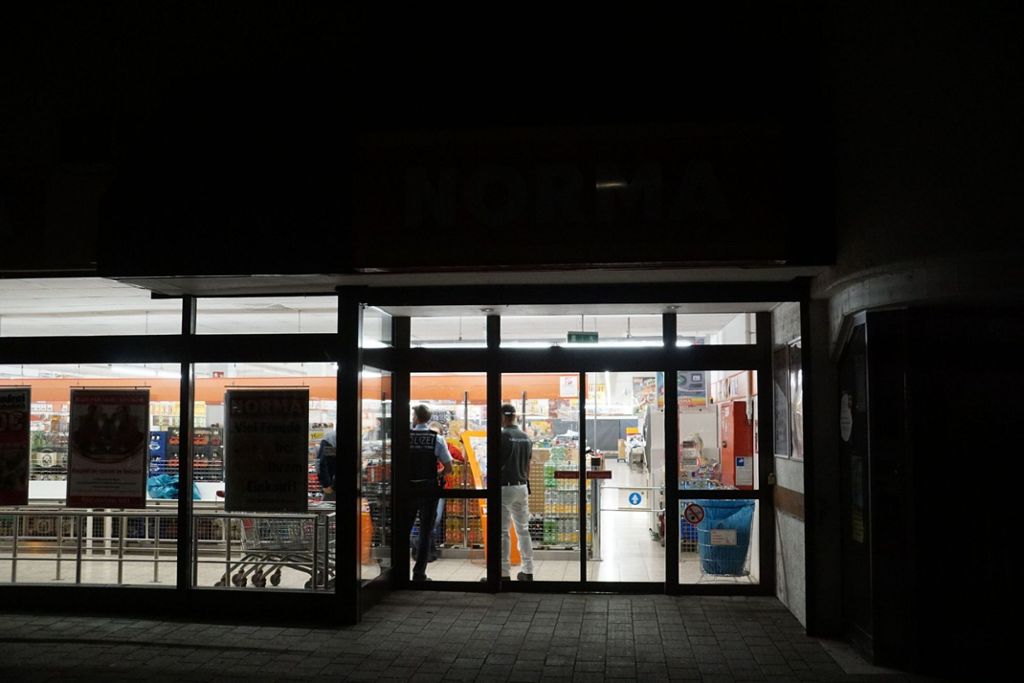 In Uhingen kam es Freitagnacht zu einem Überfall auf einen Supermarkt, bei dem eine angestellte verletzt wurde.