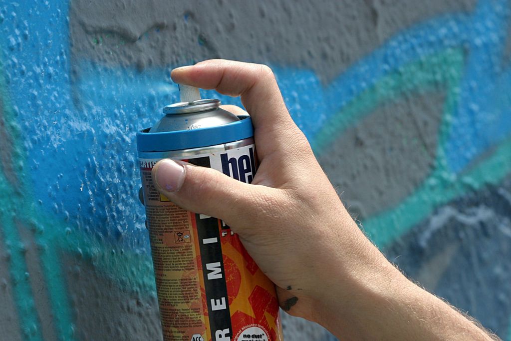 Graffiti-Sprayer richten mehrere tausend Euro Sachschaden an