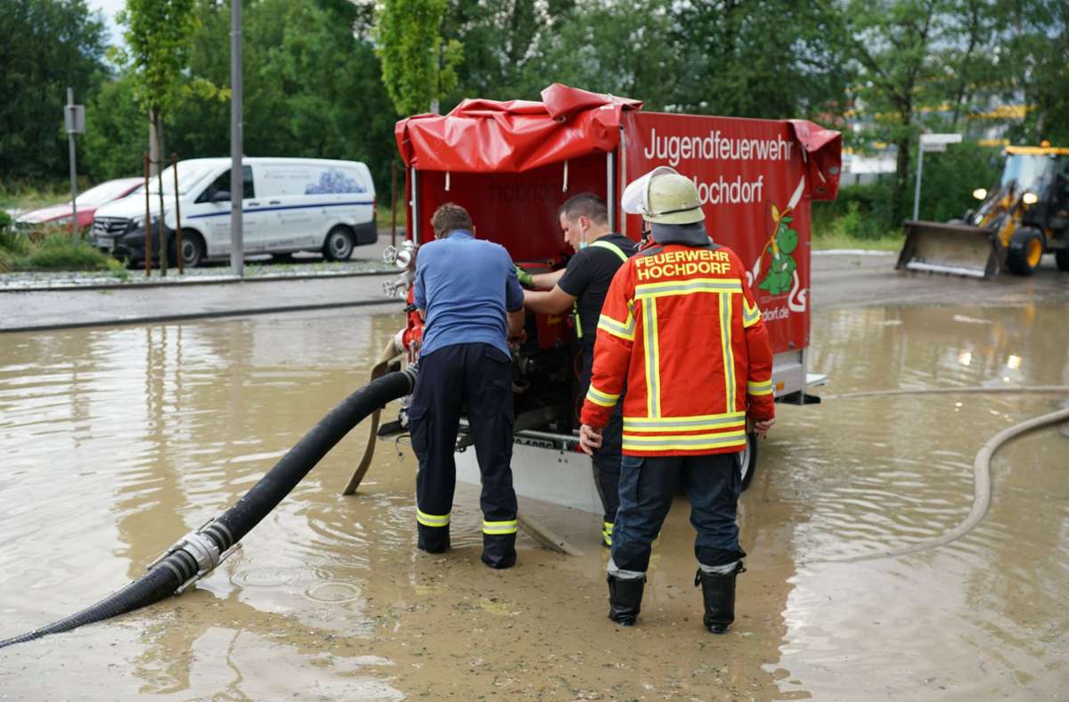 Die Feuerwehr musste Wasser von den Straßen abpumpen.