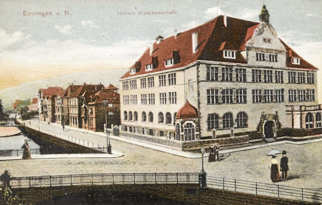 Die Karte datiert etwa ins Jahr 1910 und zeigt das Haus, das von 1904 bis 1906 für Esslingens           höhere Töchter gebaut           wurde und seit 1967 das Mörike-Gymnasium beherbergt. Foto: Stadtarchiv