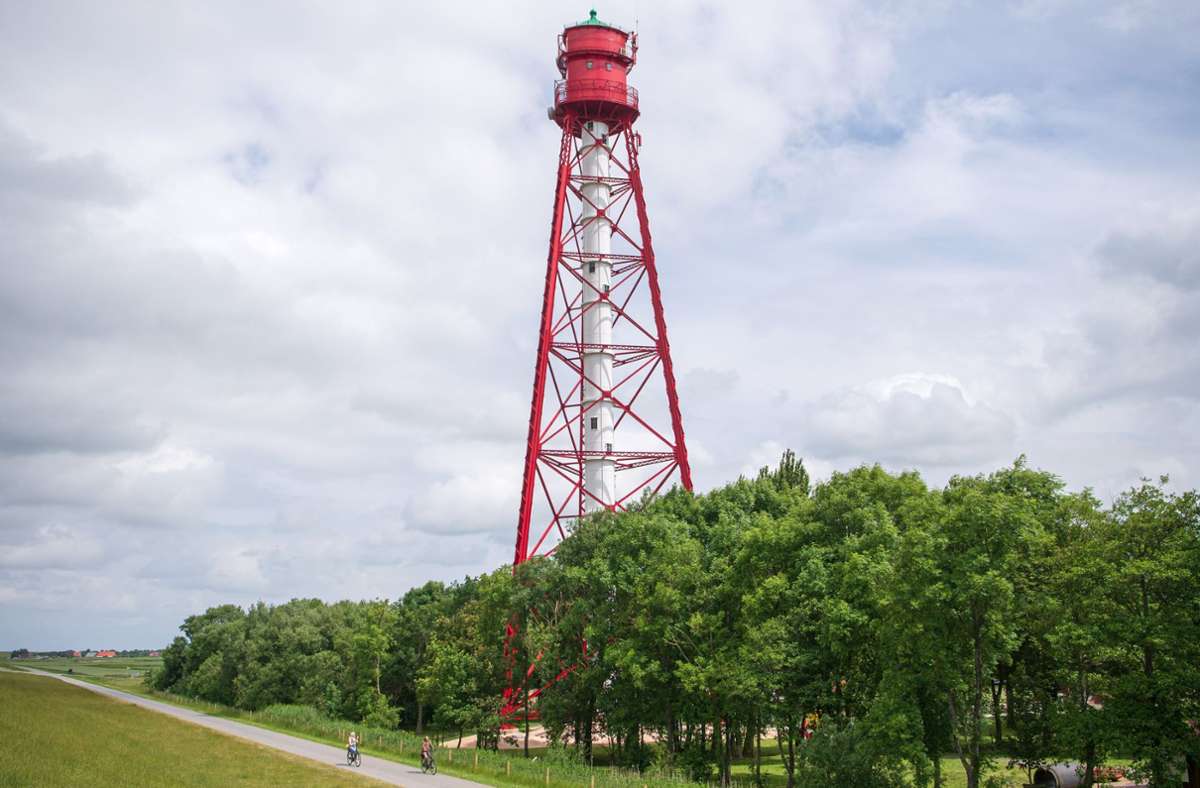 Der Campener Leuchtturm an der Ostfriesischen Küste. Deutschlands höchster Leuchtturm in Campen in Ostfriesland ist nach fast einem Jahr Generalüberholung wieder für Besucher geöffnet.