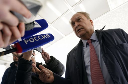 Der russische Botschafter in den USA, Anatoli Antonow, spricht mit Reportern. Foto:  