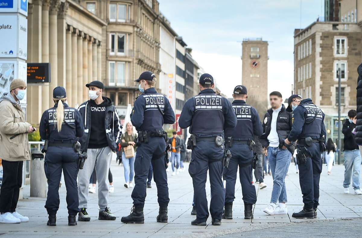 Hygiene-Maßnahmen in Stuttgart: Polizei kontrolliert Corona-Regeln auf dem Schlossplatz
