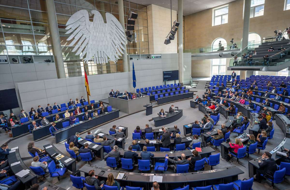 Krieg in der Ukraine: Bundestag votiert für Lieferung schwerer Waffen