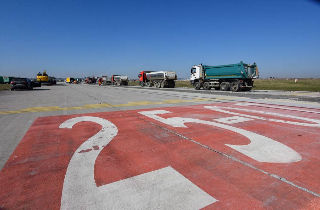 Flughafen ist für Bauarbeiten komplett gesperrt: Erste neue Betonplatten für die Piste