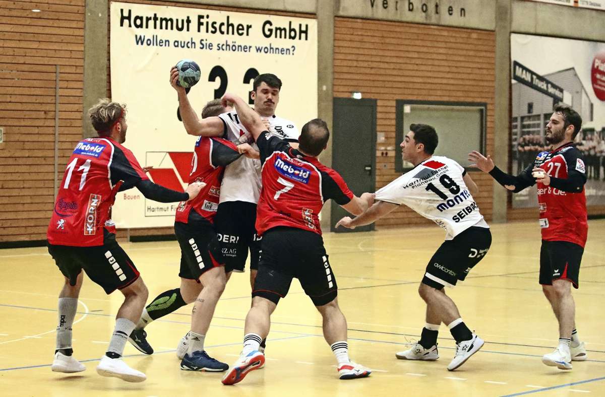 Es geht hart zur Sache – aber Lukas Lohmann (am Ball) und die Deizisauer setzen sich durch. Foto: /Herbert Rudel