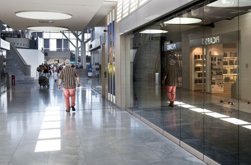Viele Geschäftsflächen am Stuttgarter Flughafen stehen derzeit leer, in den offenen Läden hält sich der Andrang in Grenzen. Schrittweise soll wieder Leben einziehen. Foto: Horst Rudel