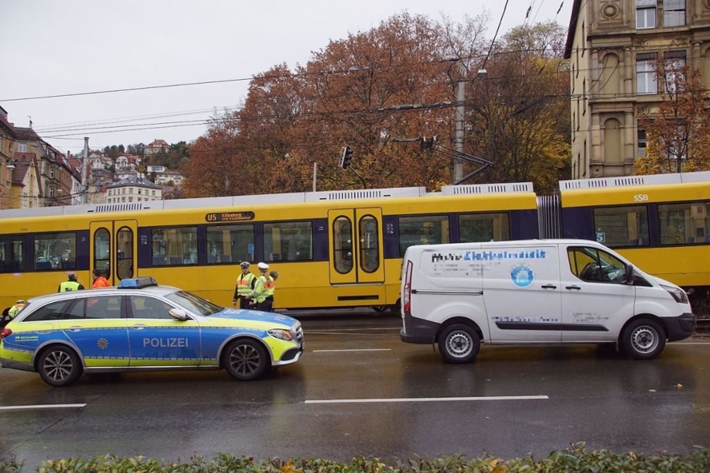 13.11.2018 In Stuttgart hat sich ein Unfall zwischen einem Kastenwagen und einer Straßenbahn ereignet.