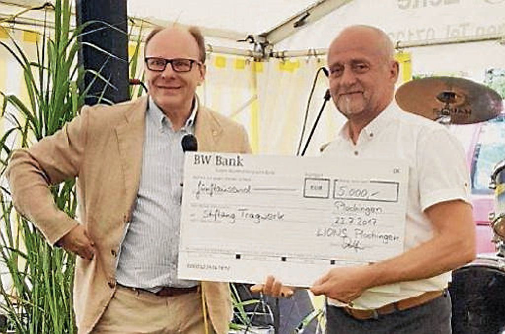 PLOCHINGEN:  Lions Club überreicht Stiftung Tragwerk einen Scheck: Sommerfest beginnt mit Spende