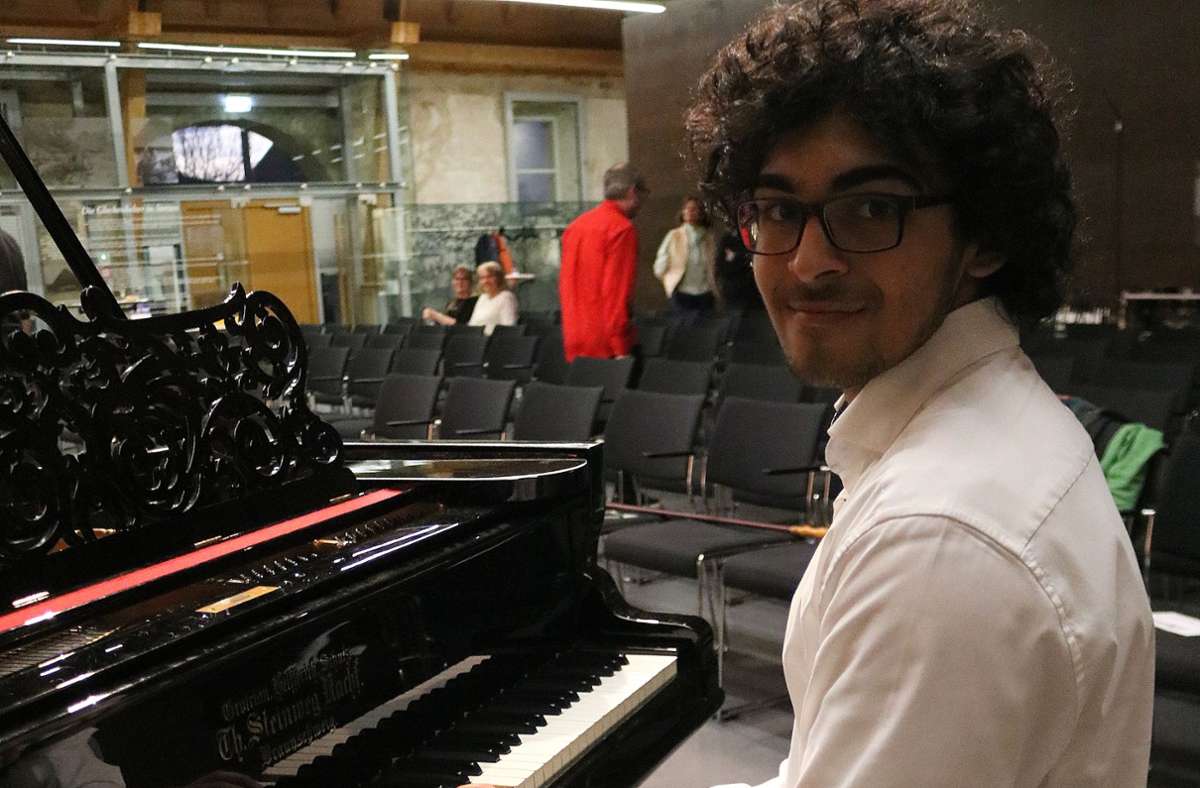 Afschin Pirnia, 17,  spielt seit seinem achten Lebensjahr Klavier. Foto: Eva Herschmann