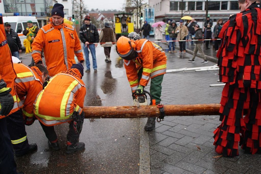 Der Narrenbaum in Wernau ist umgekippt und musste zersägt werden. Eine Person wurde verletzt.