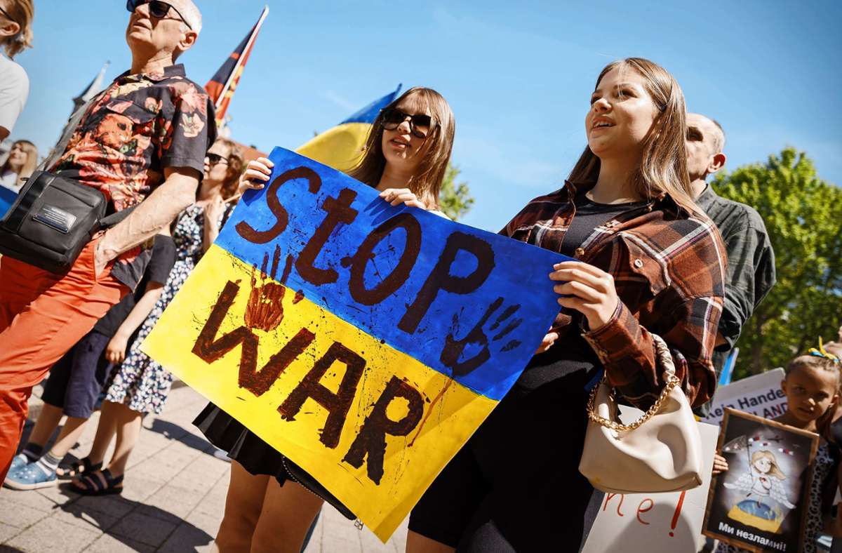 Rund 400 Menschen demonstrieren in Stuttgart gegen den Krieg in der Ukraine. Foto: Lg/J. Rettig