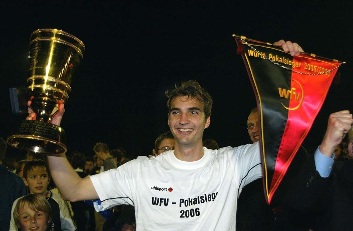 Kapitän Jens Härter mit Pott und Wimpel: Der letzte WFV-Pokal-Sieg der Stuttgarter Kickers datiert aus dem Jahr 2006.