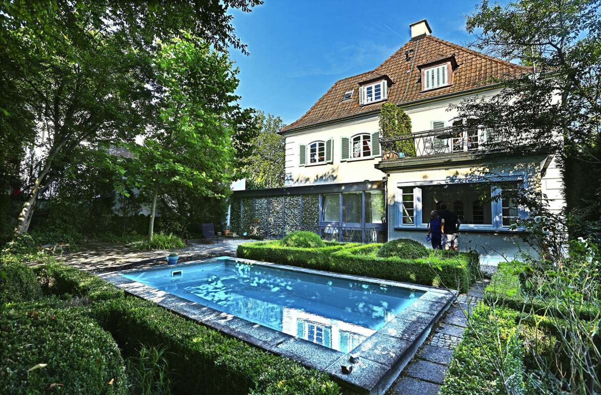 Die denkmalgeschützte Villa ist umgeben von einem parkähnlichen Garten.