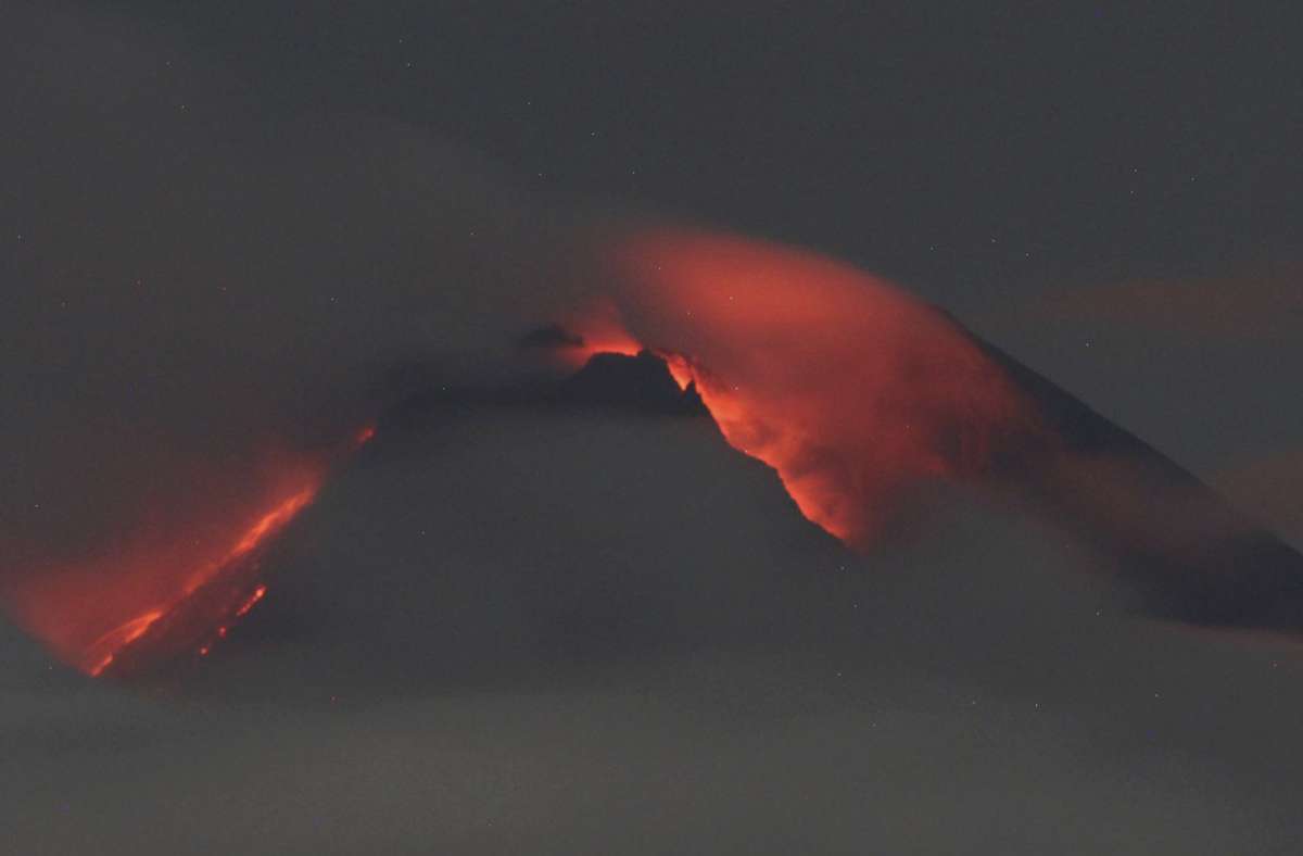 Der indonesische Vulkan Merapi spuckte in der Nacht zum Donnerstag Lawinen heißer Wolken aus