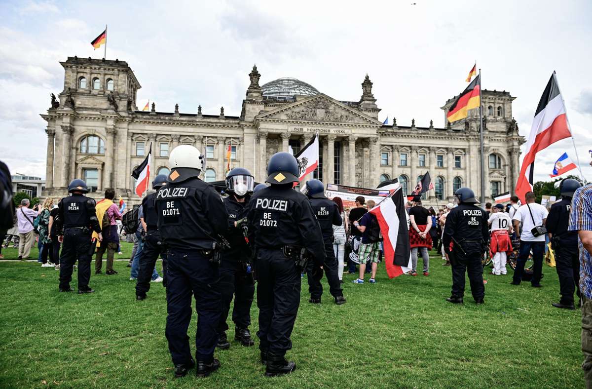 Die Demonstranten versammelten sich auch vor dem Reichstagsgebäude.
