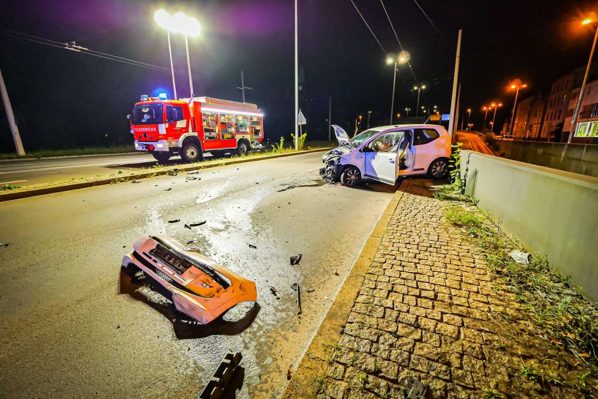 Das Auto prallte mehrfach gegen die Betonmauer. Foto: 7aktuell.de | Alexander Hald
