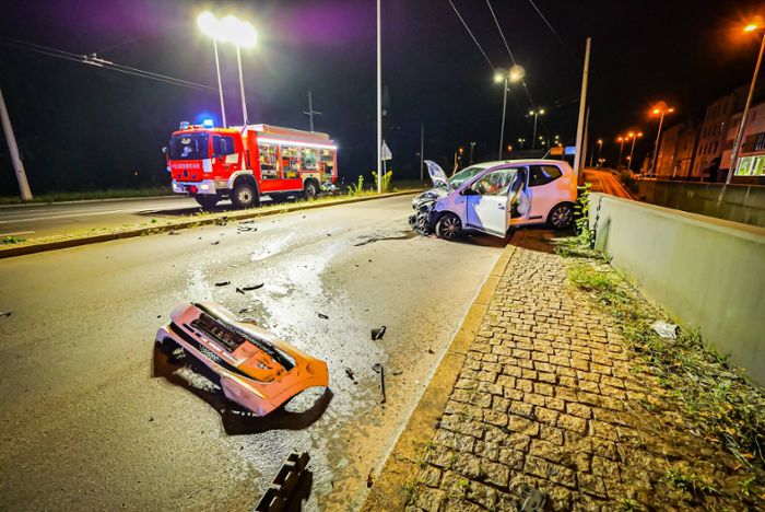 Unfall in Esslingen: Auto fährt gegen Betonmauer